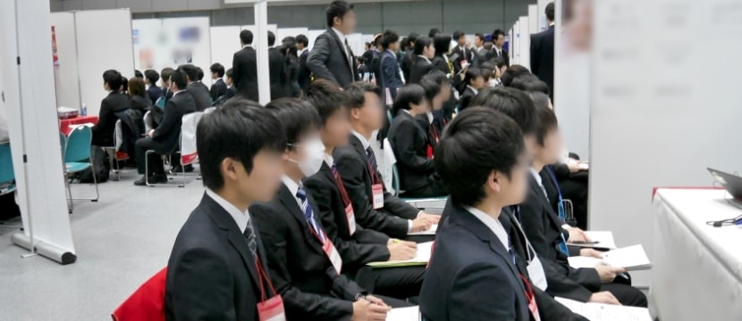 高専生のための合同会社説明会で企業からの説明を受けている高専生の写真