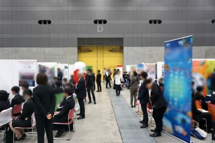 イベント会場で進行を務めているスタッフの写真