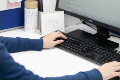 キーボードで入力している様子